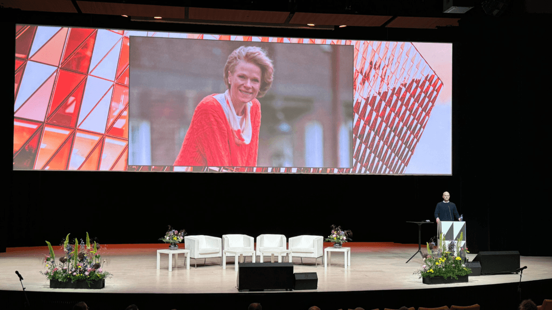 Pontus Löfgren talar vid ENCALS-konferensen.